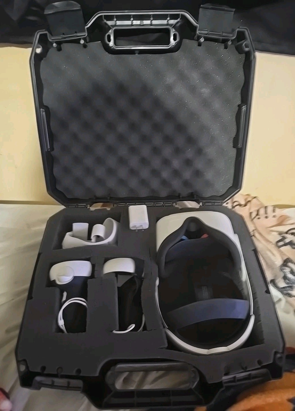 Meta Quest 2 VR Headset 2 controllers Case 256GB Excellent Condition With Extras
