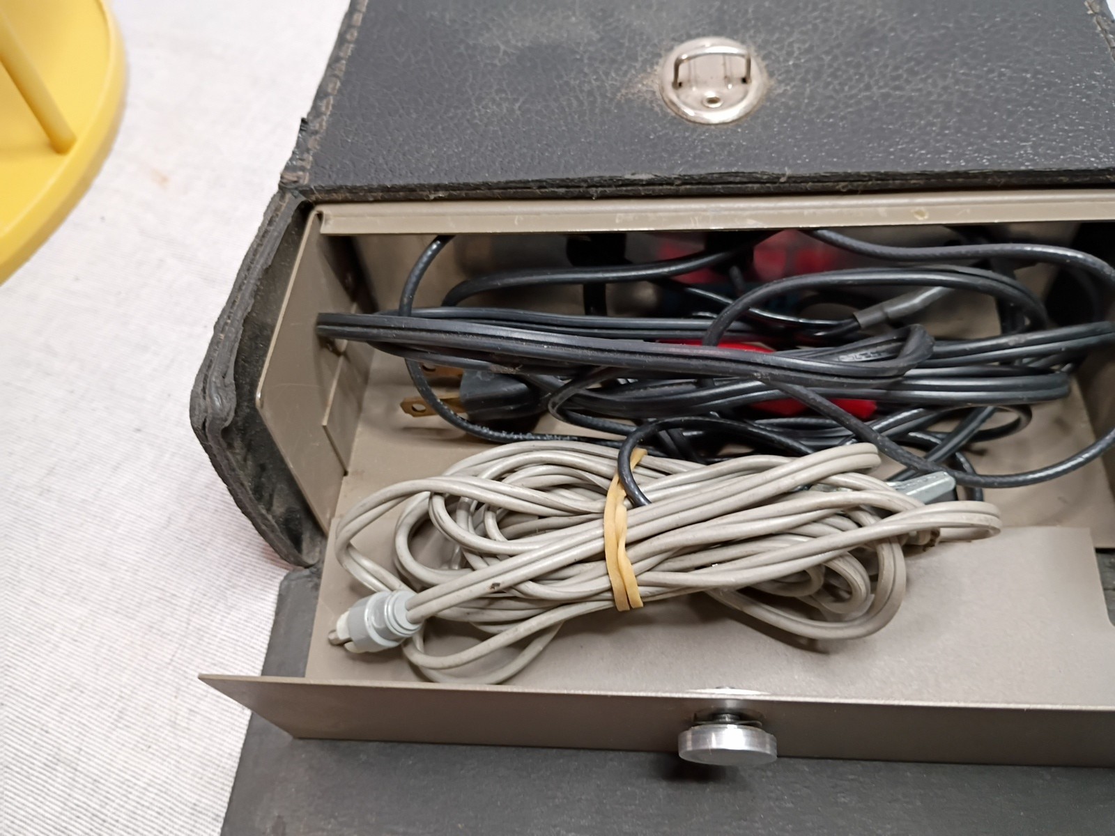 B&K Precision Model 1248 Digital I.C. Color Generator with cable