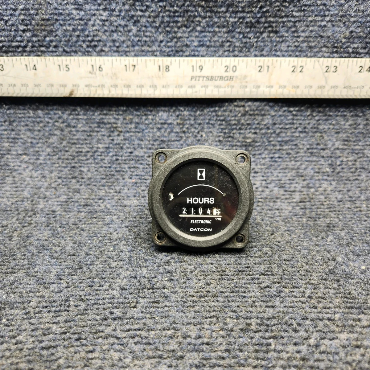 100690 | CESSNA 172K | Hour Meter Indicator (Hours: 2104.9) (Volts: 12, 24)