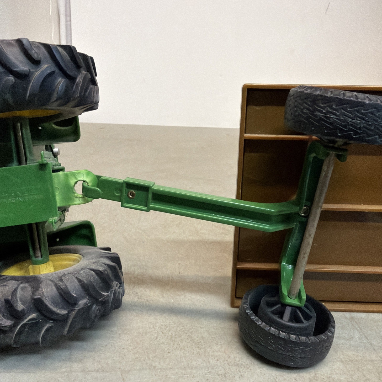 ERTL John Deere Tractor & Trailer 1759 Die Cast / Plastic