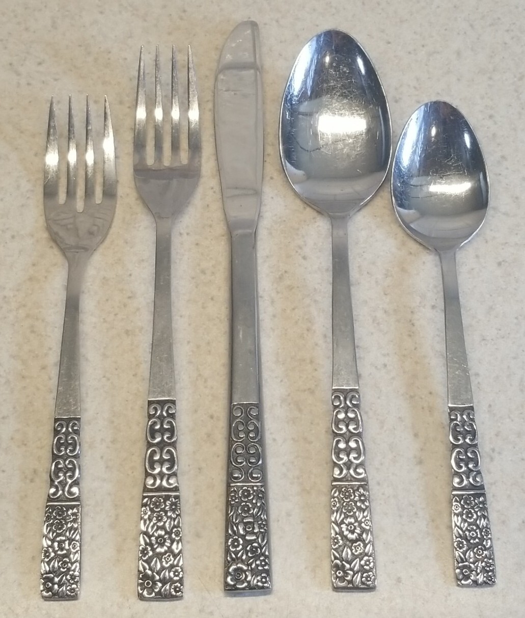 Japan Stainless Flatware UNF199 Unknown Pattern 5 piece place setting