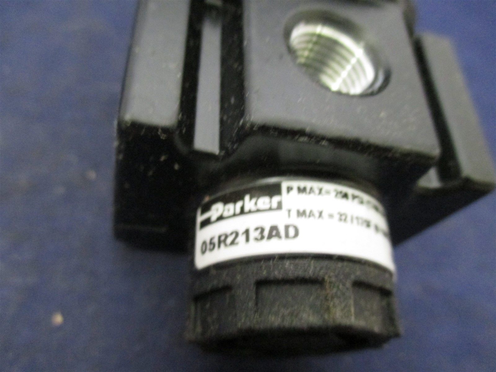 Parker 05R213AD Pneumatic Regulator new