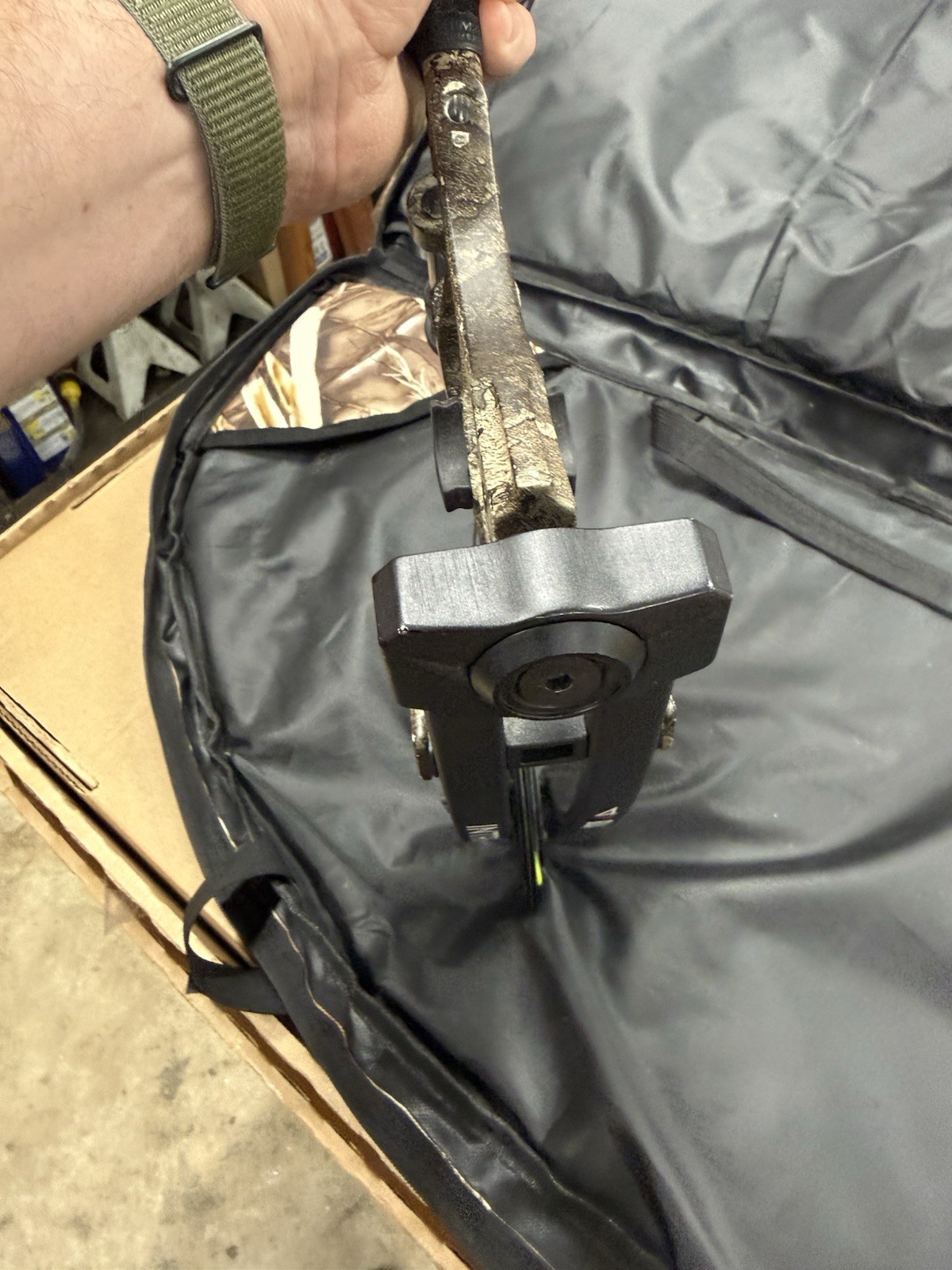 Blackout/Bear Intrigue Xt4 Left Hand Compound Bow