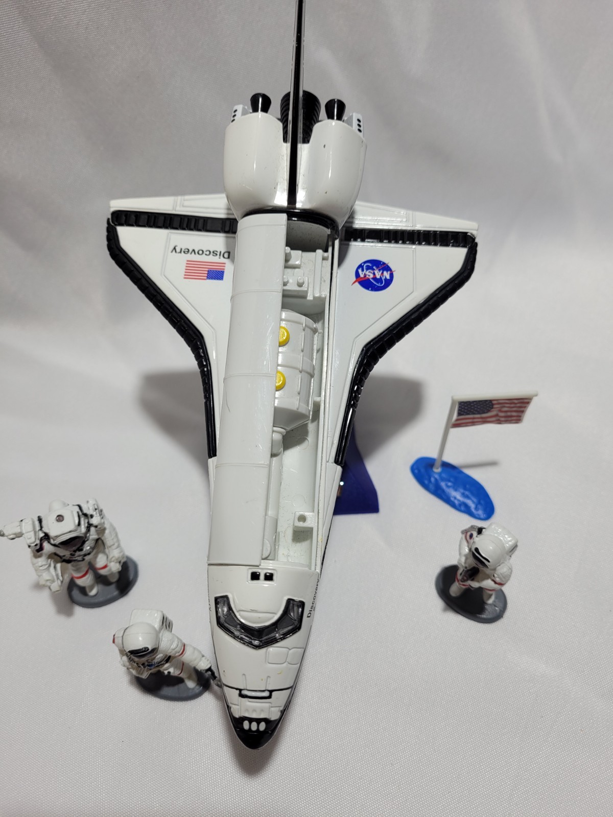 Space Shuttle - Astronauts and Display Stand Set1/200 Scale Diecast