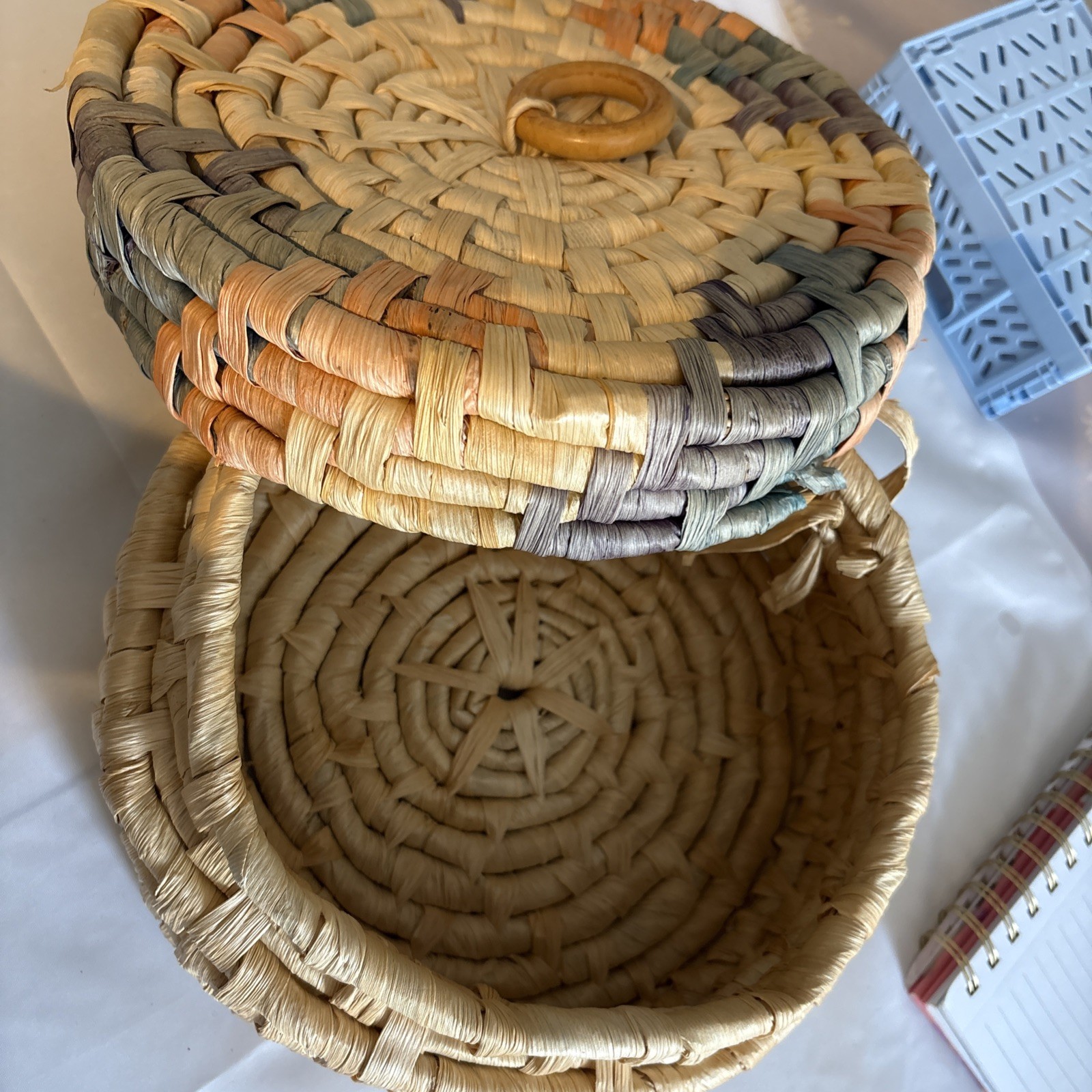 Round palm leaf basket with cover