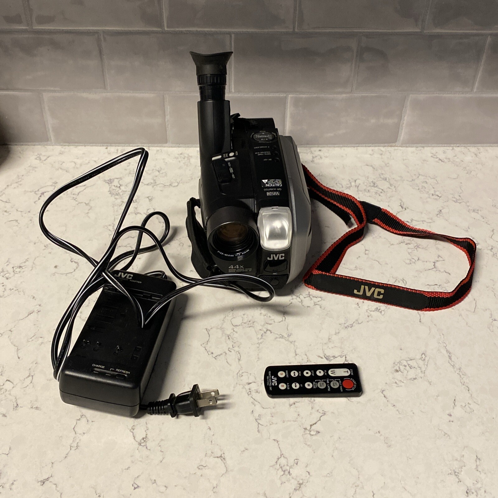 JVC GR-AXM700U VHS-C Camcorder and Battery Charger