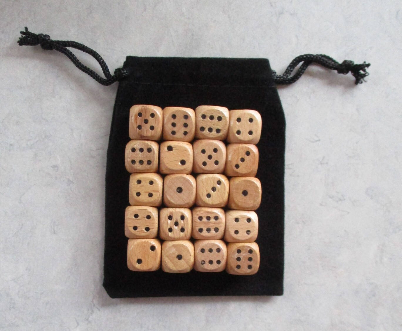 12mm Lot of 20 Wooden Dice with 1x Bag (set, 12mm d6, pips, wood)
