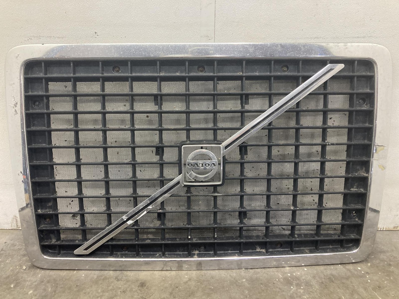 2003-2017 Volvo VNL Grille - Used