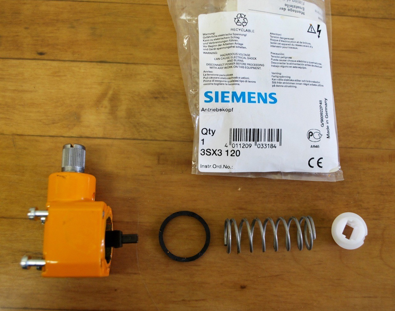 Siemens 3SE3120-0W Limit Switch with Plastic Rod - NEW