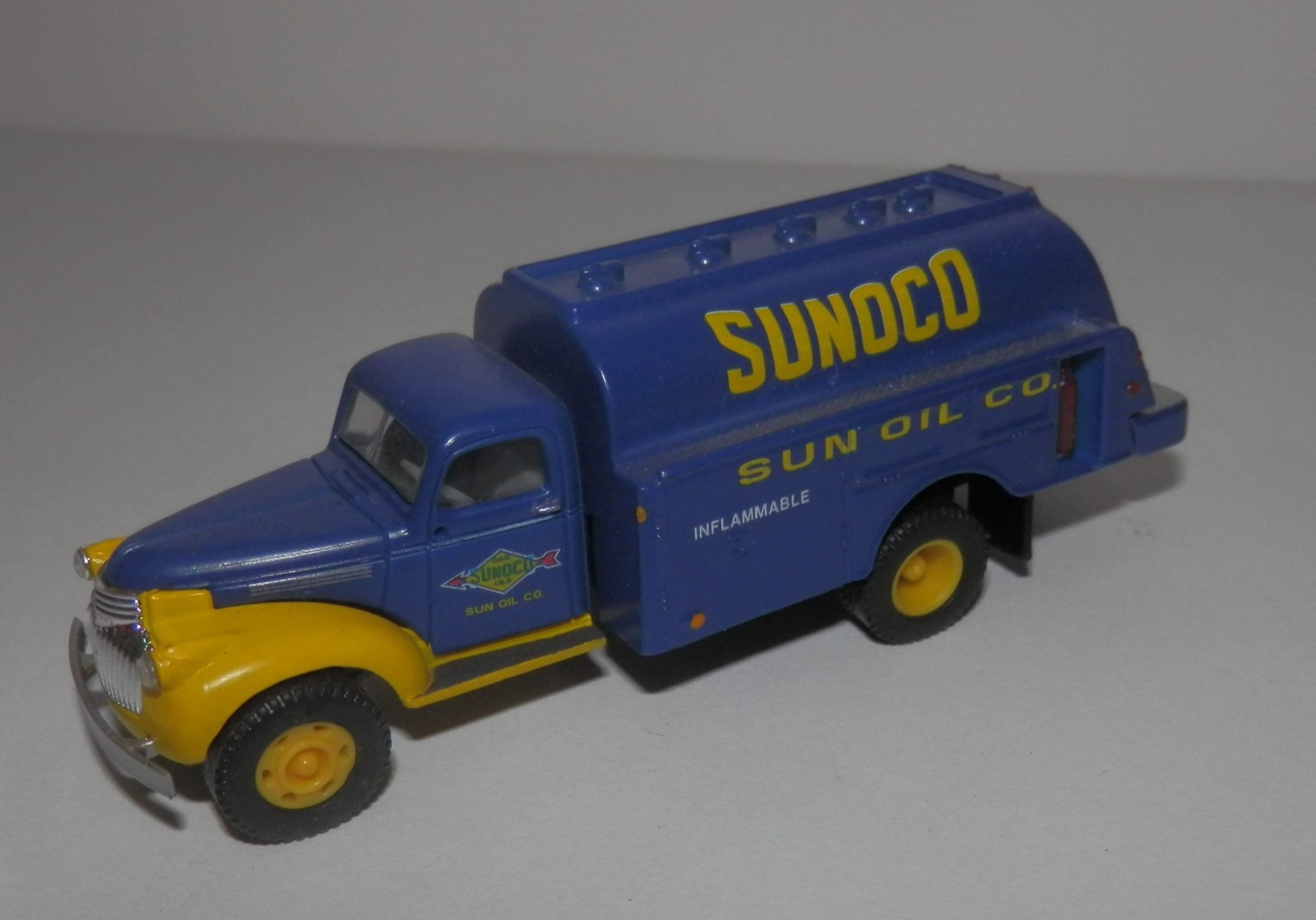 CMW HO 1:87 Scale Sunoco Sun Oil Co GM Fuel Truck