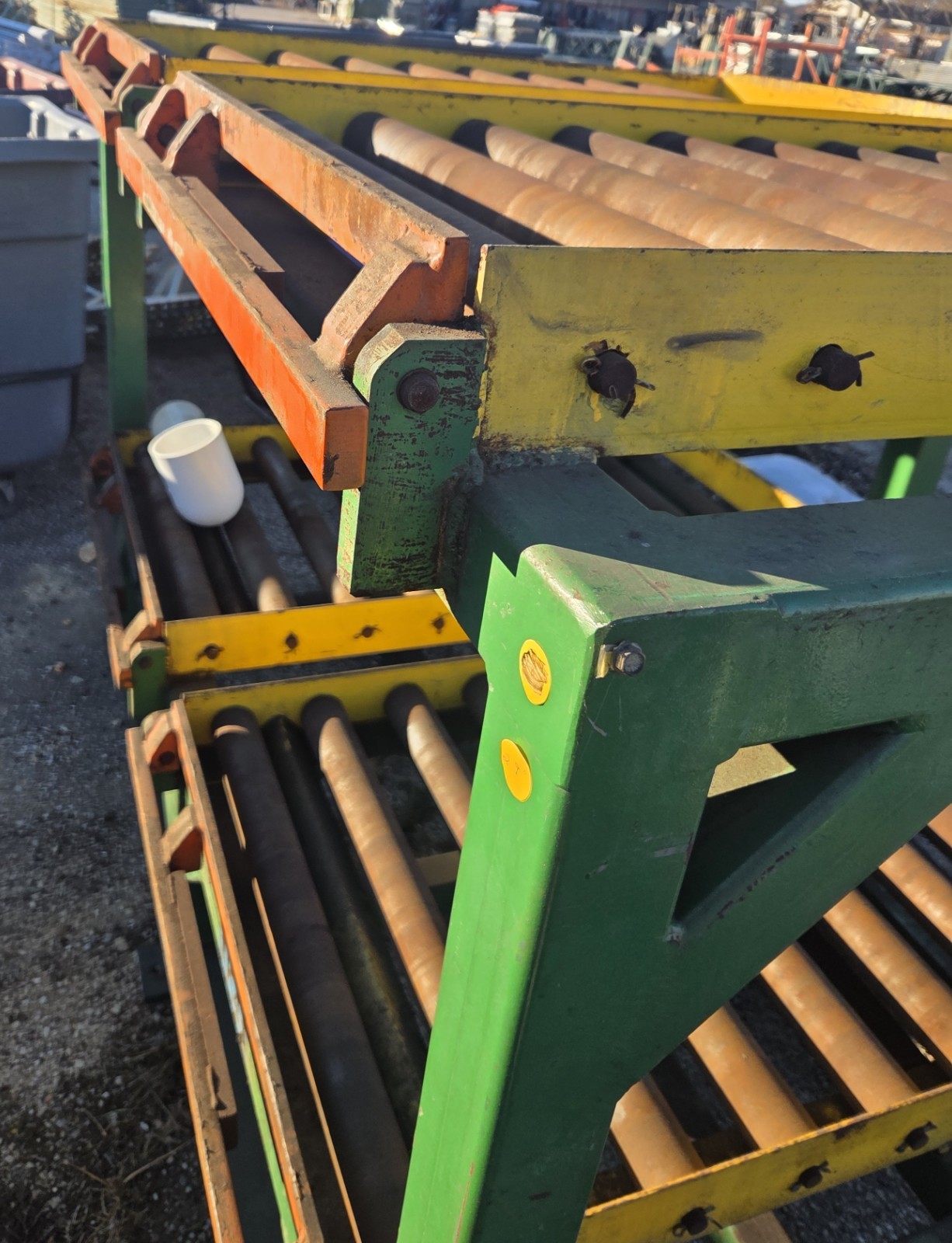 Heavy-duty roller table