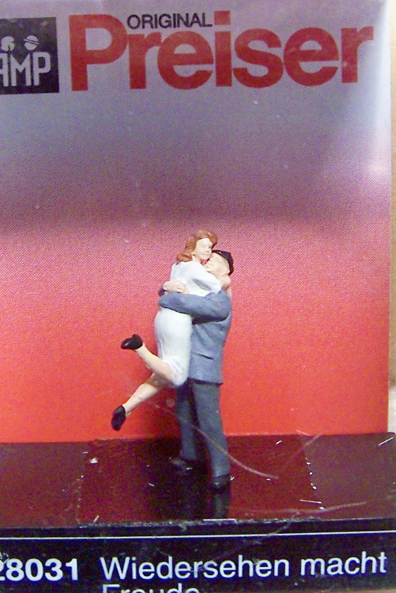HO Preiser # 28031 HAPPY HOMECOMING ! Couple Embracing FIGURES