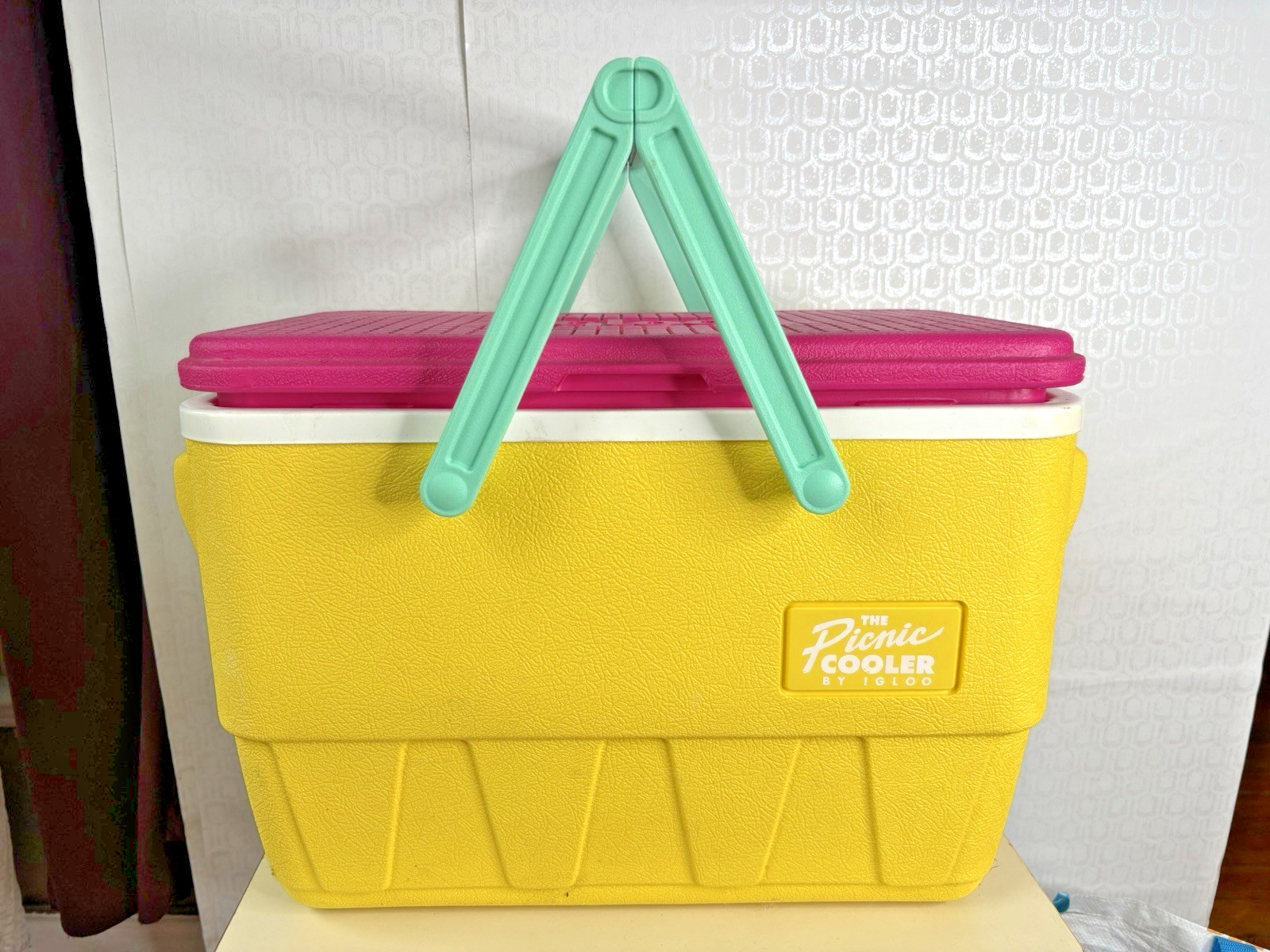 Igloo Picnic Cooler Basket Retro Yellow Pink 36 Can 25 Qt