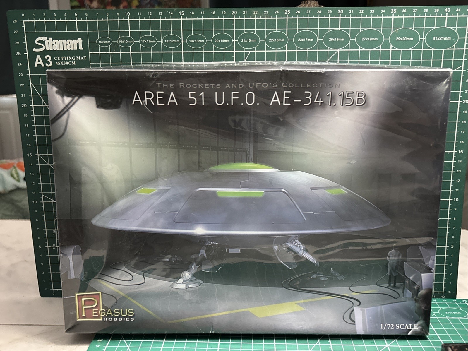 Pegasus 9100 Area 51 UFO A.E. 341.15B 1/72 Scale Plastic Model Kit.  SEALED