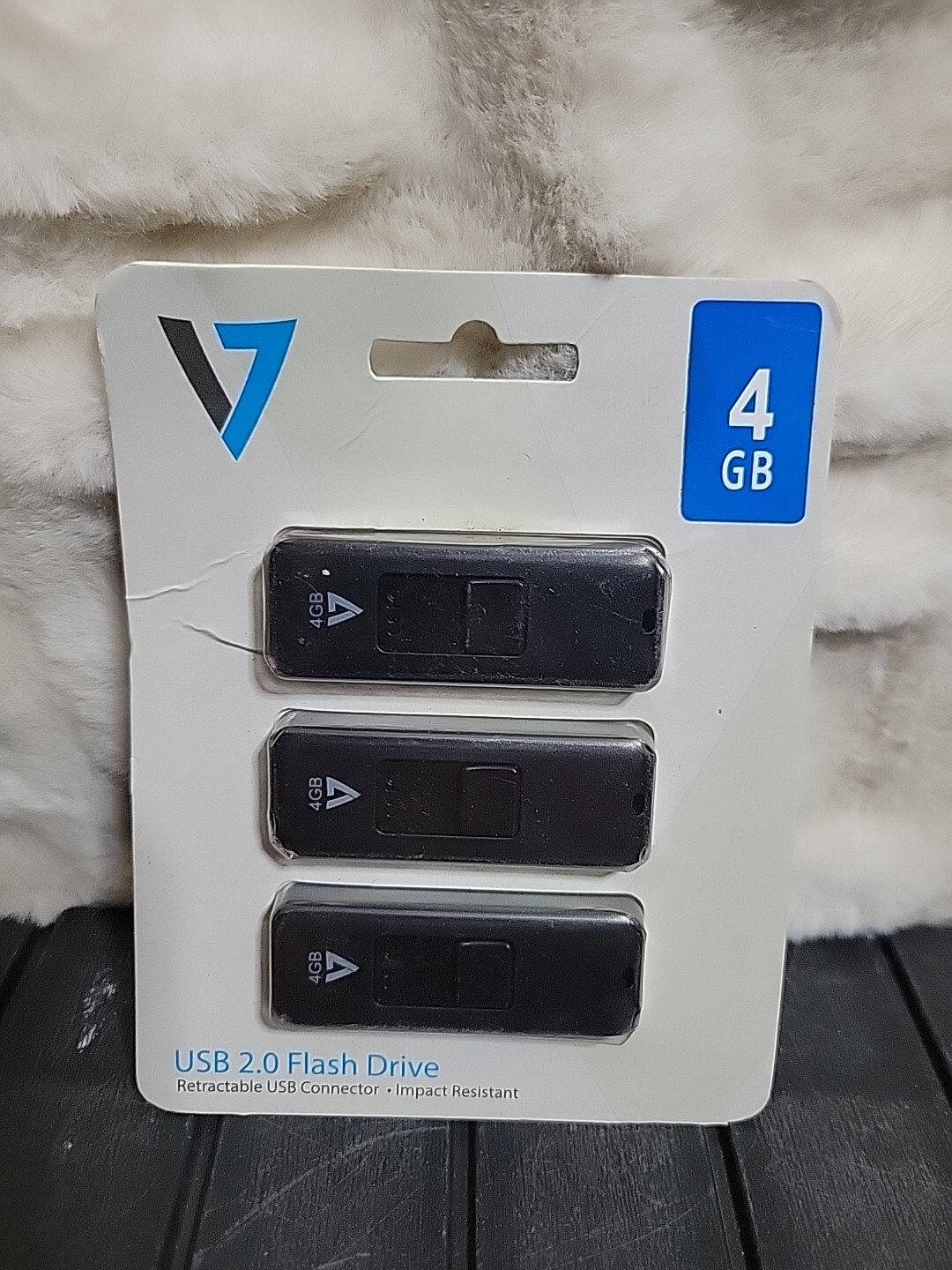 V7 4GB USB 2.0 Flash Drives 3/Pack VF24GAR-3PK-3N