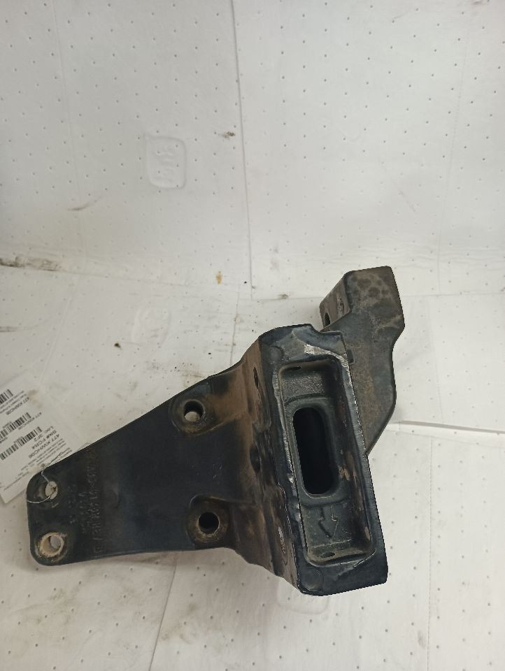A85-6136R Kenworth T800B Right Passenger Cab Mount Bracket  (12246746