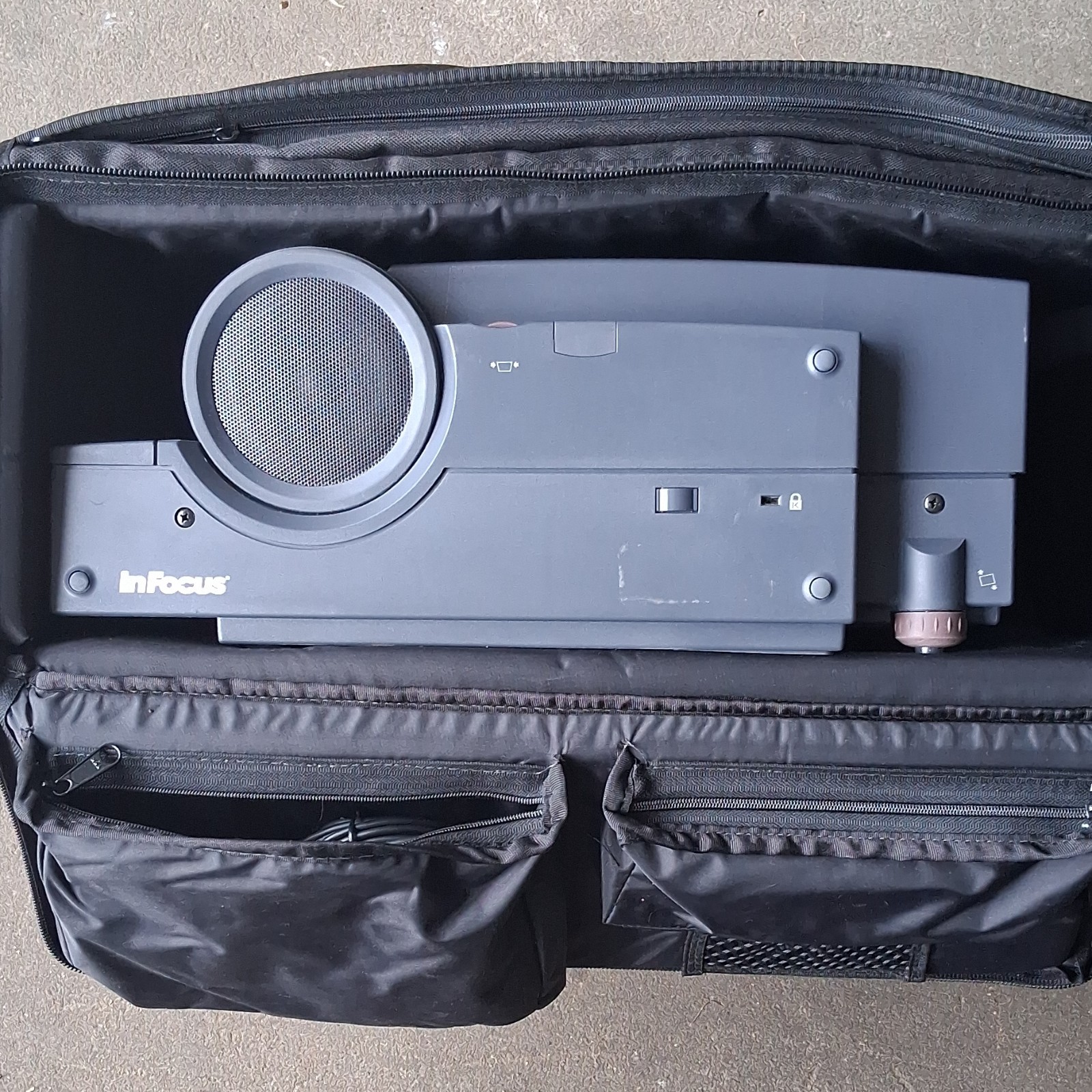 InFocus LP225 Desktop Projector VGA RCA Table Top Gray with Remote & Case.