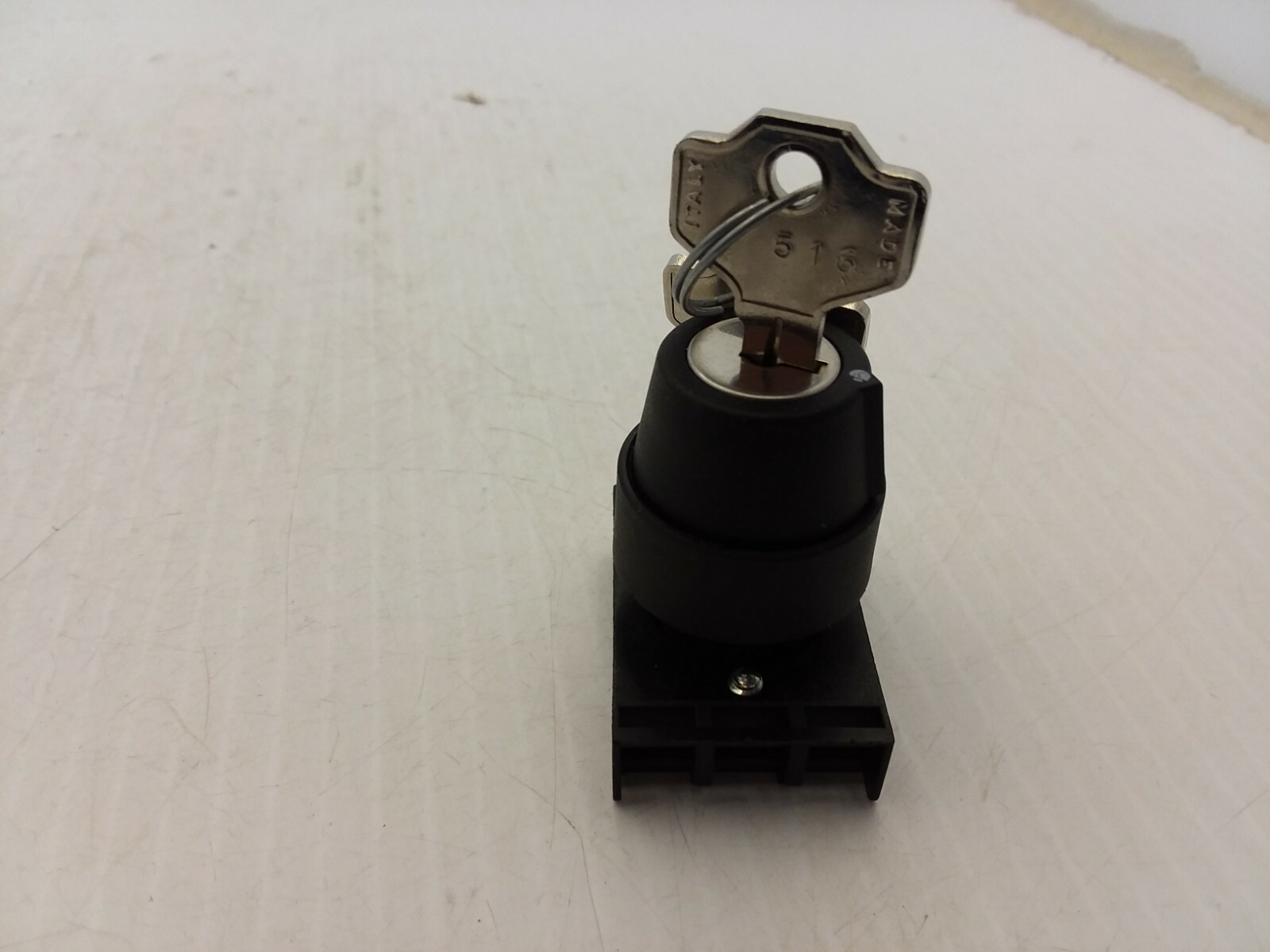 LOVATO 8LP2TS321 SELECTOR SWITCH OPERATOR 2 POSITION W/2 KEYS NNB