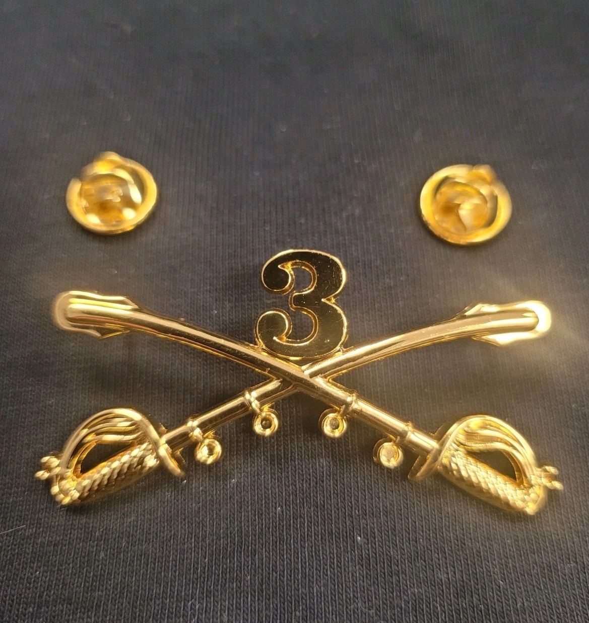 US Army 3rd Cavalry Crossed Sabers Pin Insignia Badge Gold Tone with Clasps