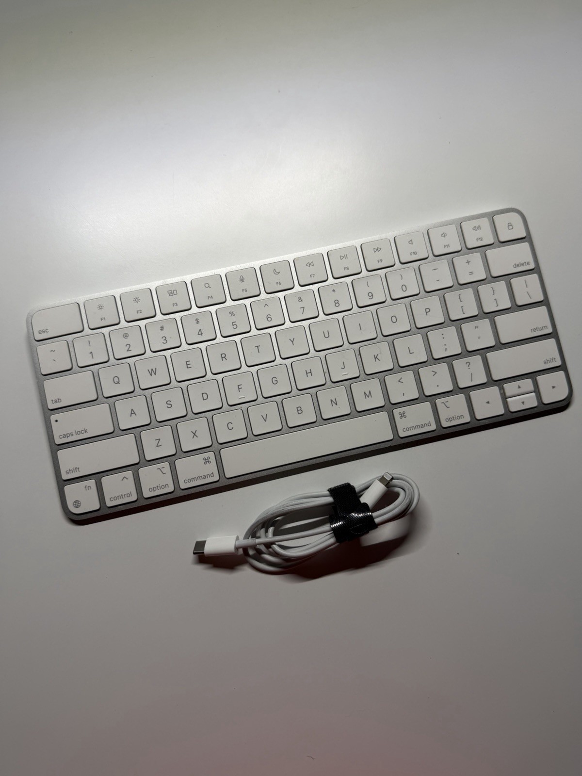 Apple Magic Keyboard A2450 Wireless Bluetooth Rechargeable US English White Cord