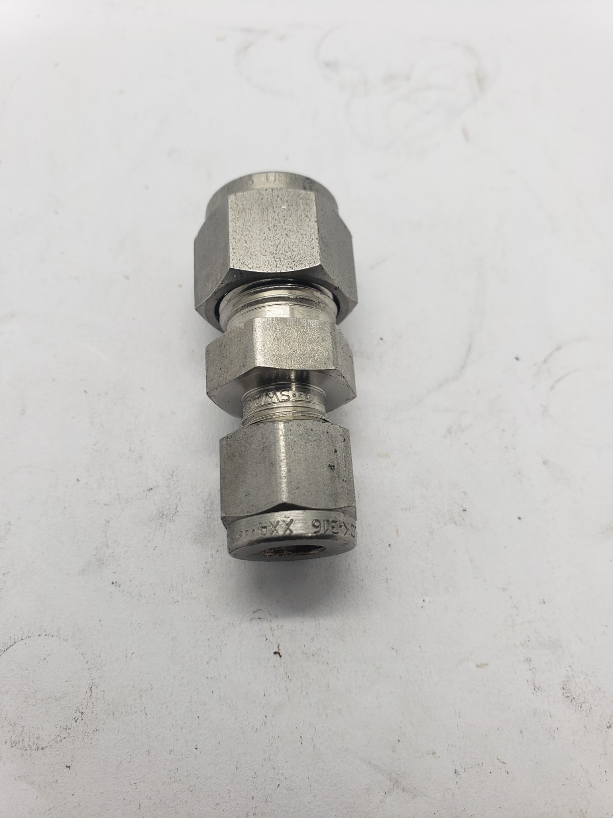 SWAGELOK SS-600-6-4 REDUCING UNION STAINLESS STEEL 3/8"-1/4" OD TUBE, NNB