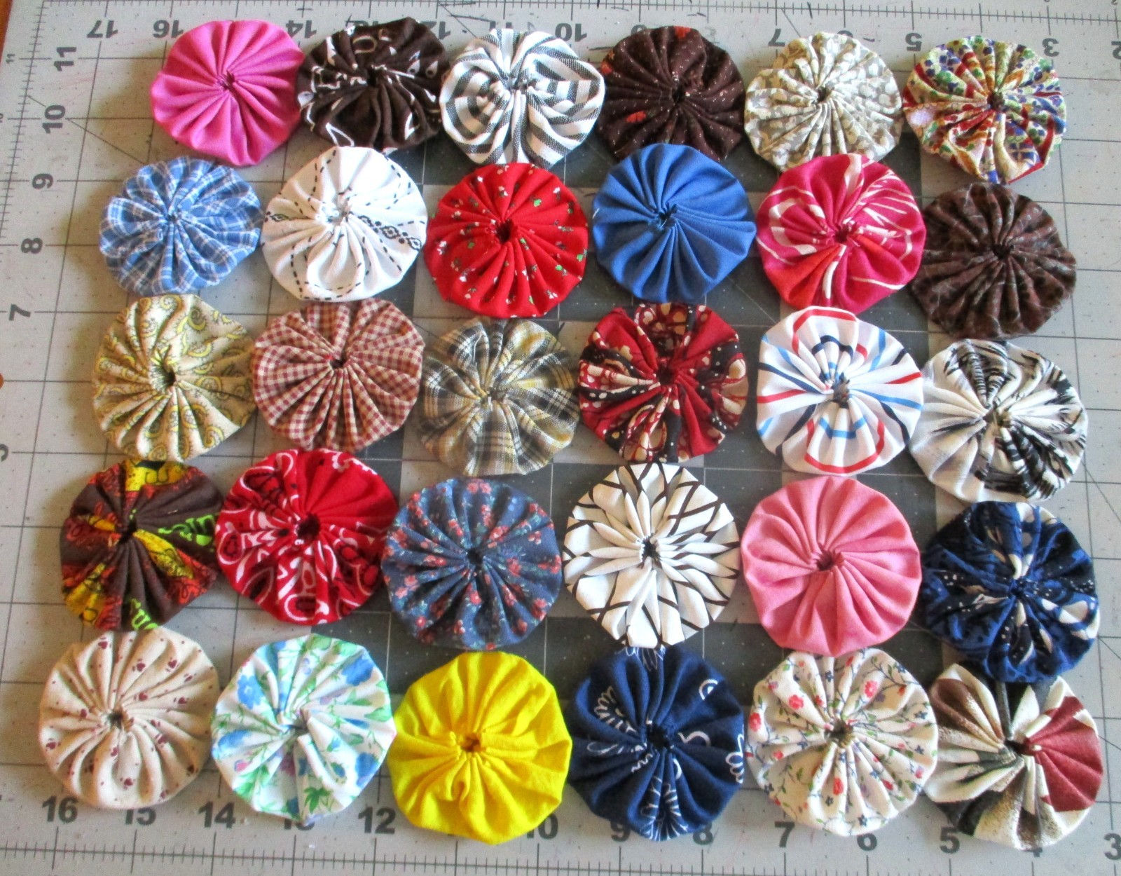 30 mix  fabric Quilt Trim yo yos  Rosette Suffolk Puff Handmade 2" yoyos yoyo's