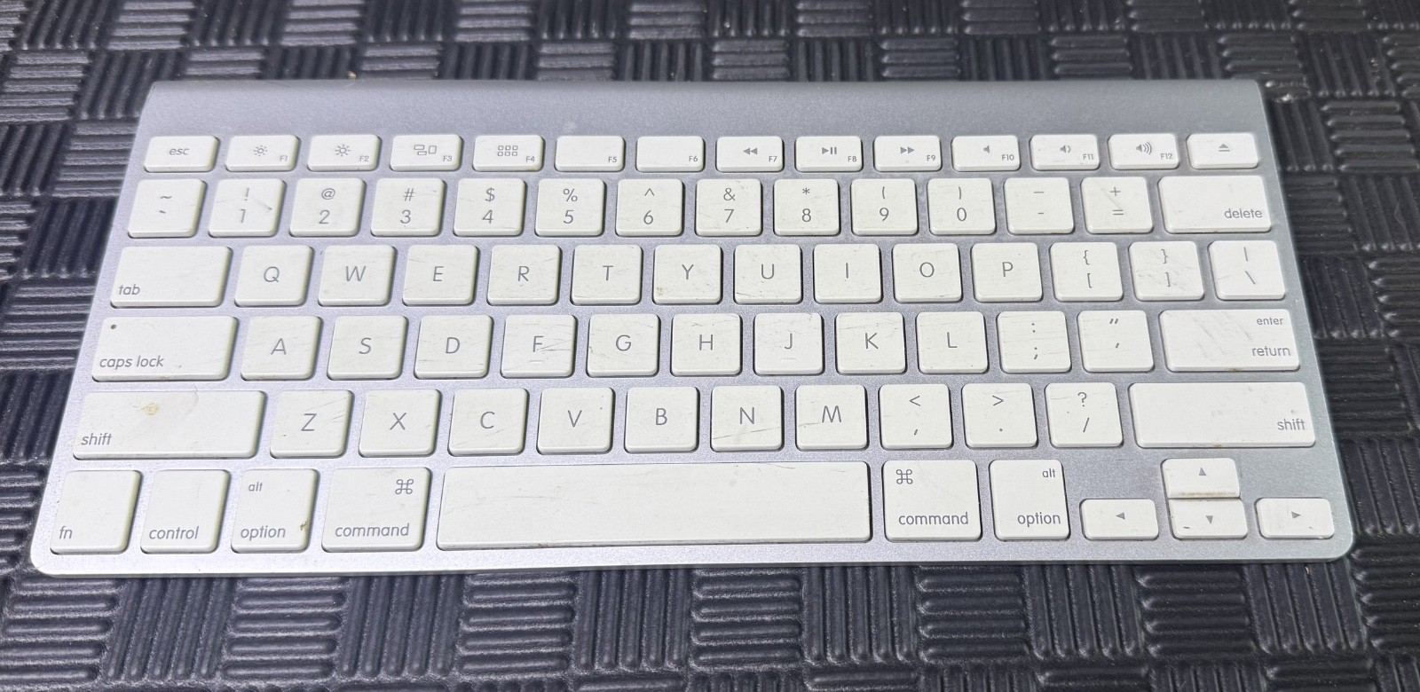 Genuine Apple Wireless Bluetooth Keyboard (A1314) - Tested & Working