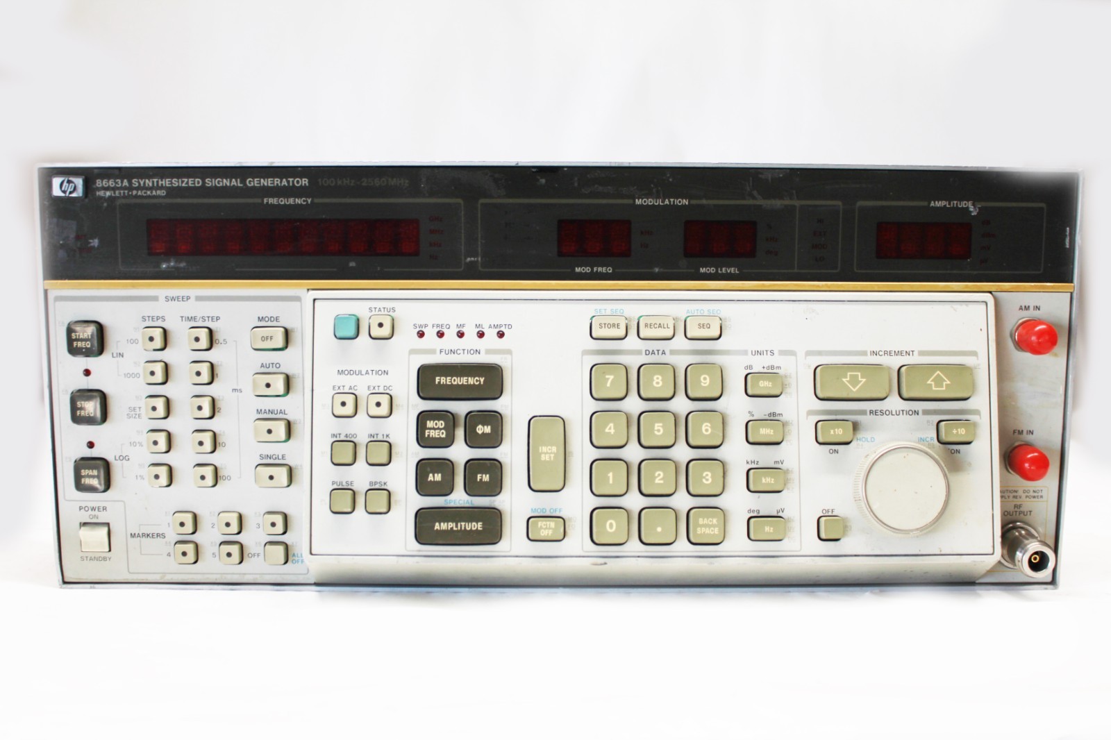 HP 8663A Synthesized Signal Generator 100 kHz - 2560 MHz  Front Panel -