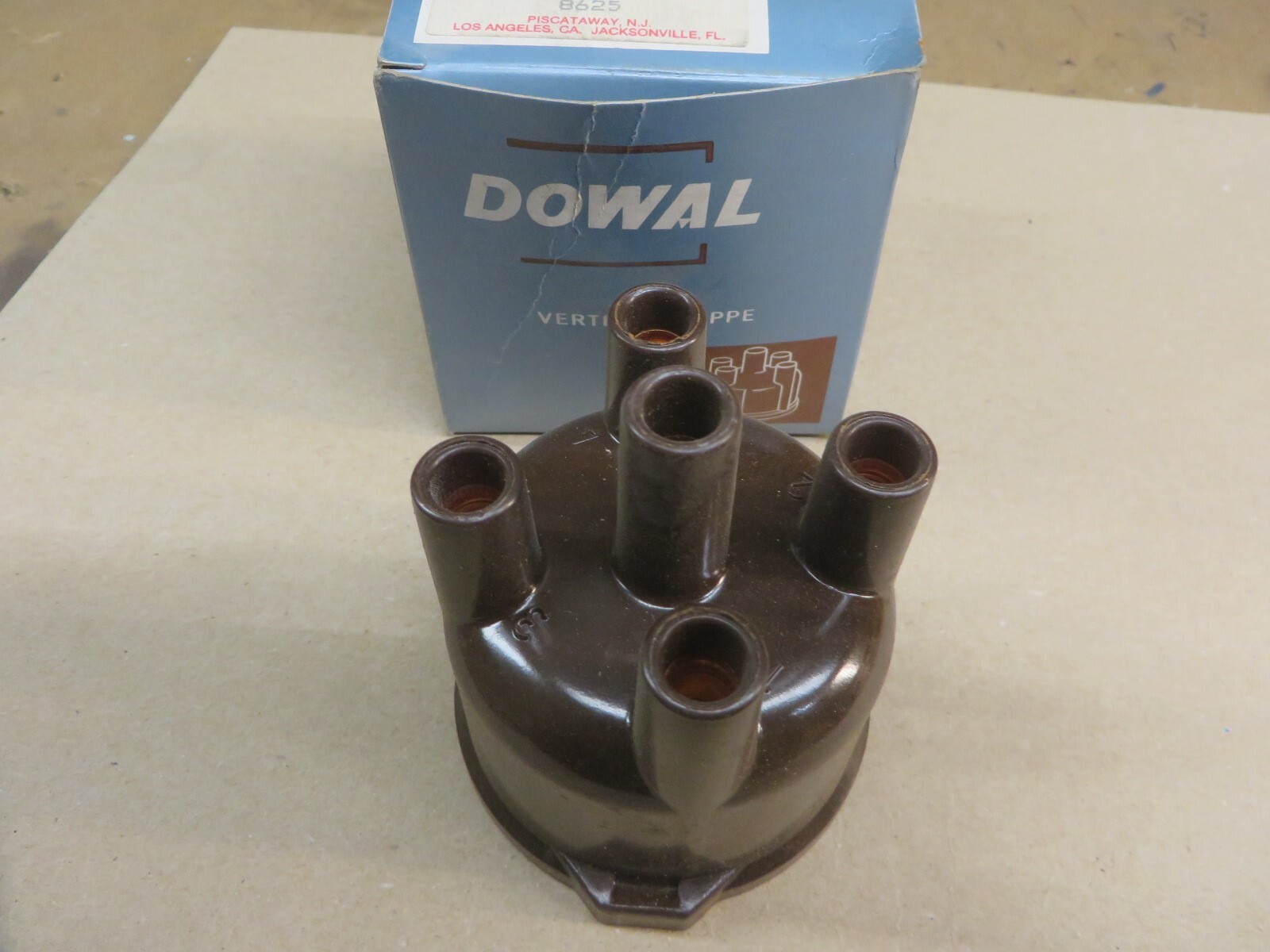 DISTRIBUTOR CAP DOWAL VERA OEM # 15-00867 # 8625 vintage new N O S