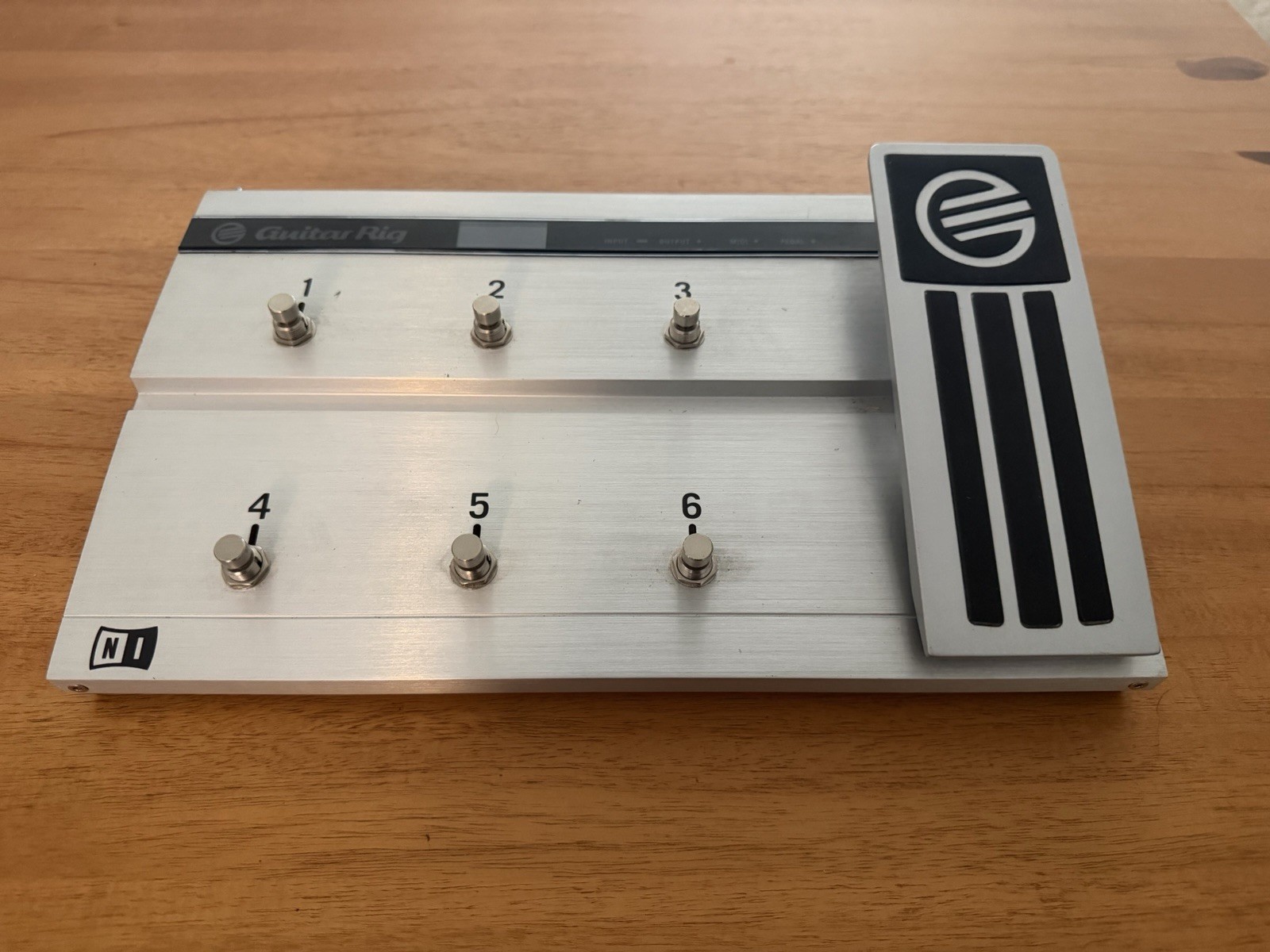 Native Instruments Rig Kontrol 2 USB Guitar Rig Foot Controller Silver pedal