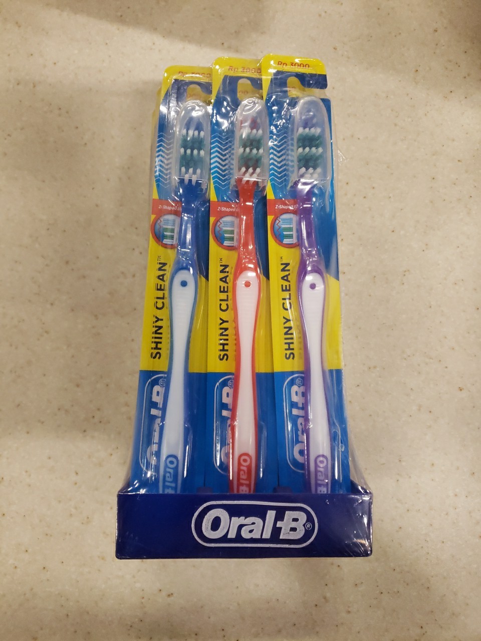 Oral-B Toothbrush Shiny Clean Soft Pk of 12 Display, Color Vary