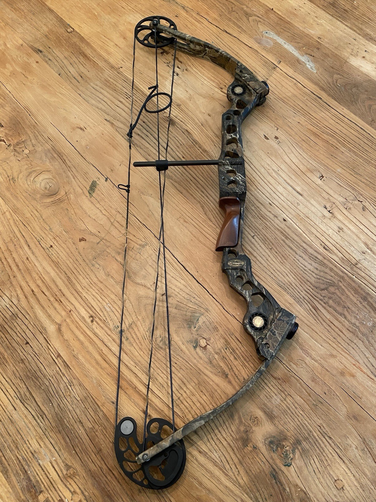 Mathews Q2 Compound Bow 34” ATA Right Hand 70 Lb Limbs 28” Draw SL2 DR Cam
