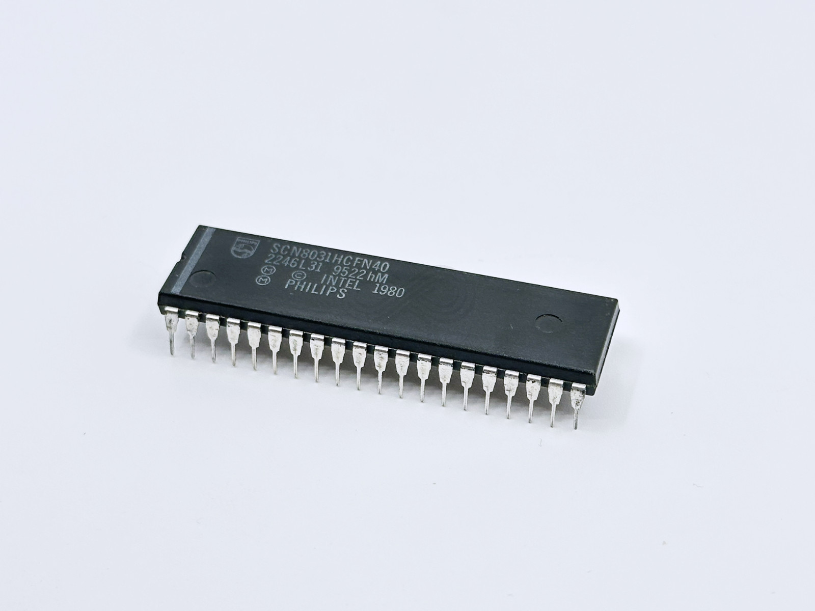 SCN8031HCFN40 SCN8031 Philips ROMless 8-Bit Microcontroller 128B RAM 32 IO DIP40