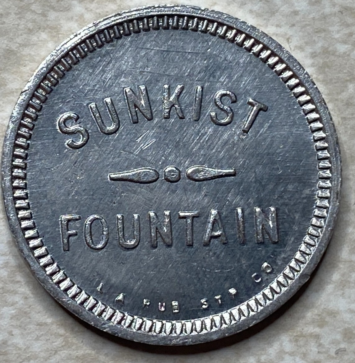 T9130 Sunkist Fountain, Los Angeles, CA Anillo Restrike Arcade Token