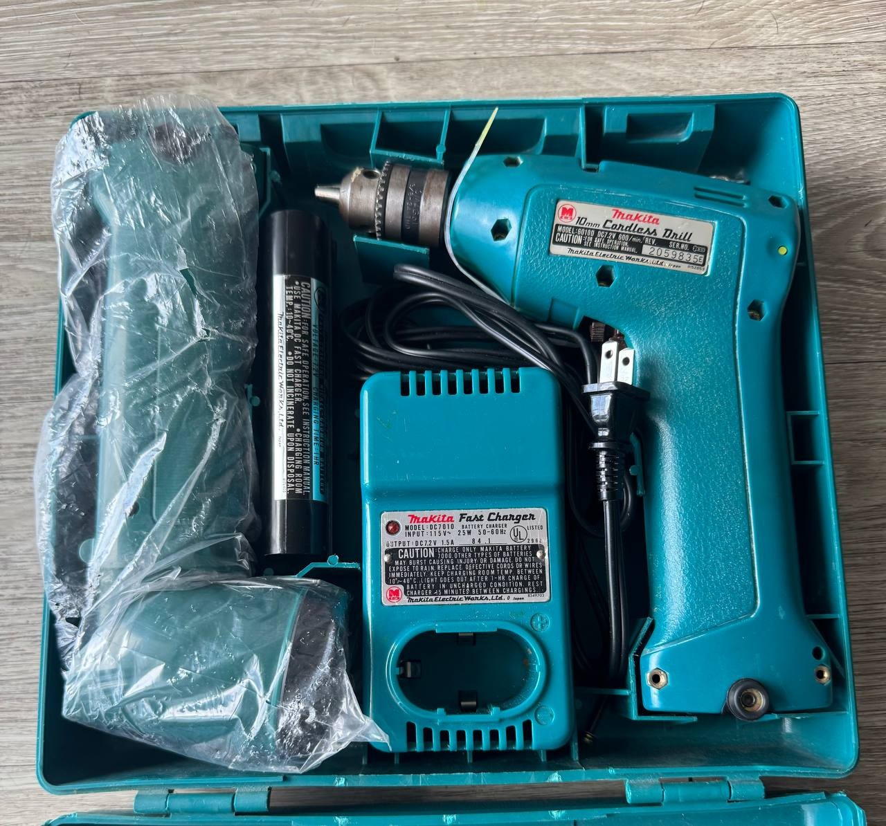 Vintage Makita 6010D 7.2V Cordless Drill Kit w/ Charger Case Flashlight Battery