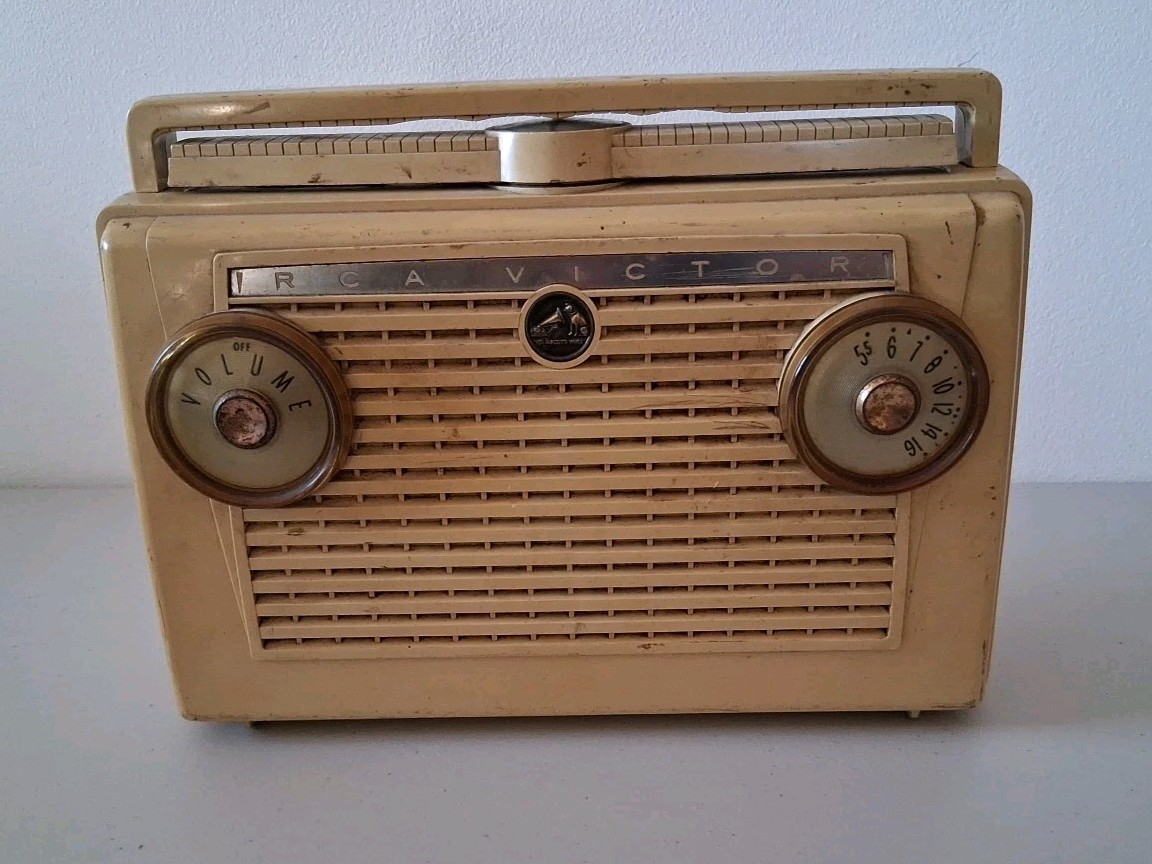 RCA Victor Vintage Radio For Parts Or Repair Model 7-BX-6E Powers on USA