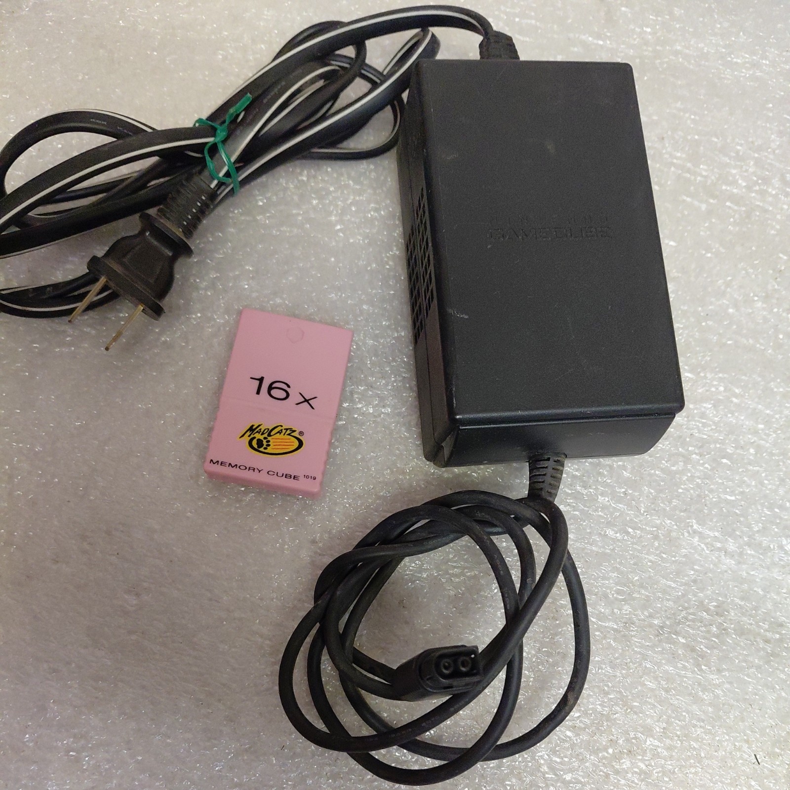 MADCATZ NINTENDO GAMECUBE 16X MEMORY card + AC charger for Nintendo CUBE.