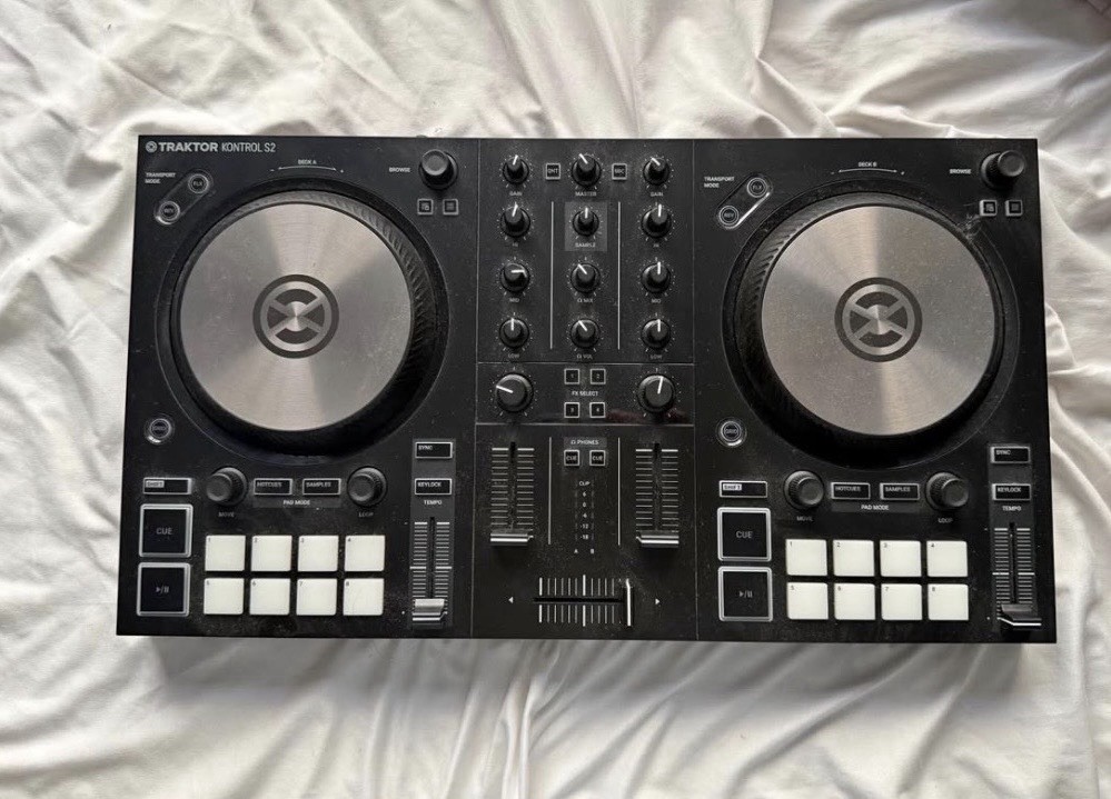 TRAKTOR KONTROL S2 DJ Controller USB Powered Tested Working Great Condition