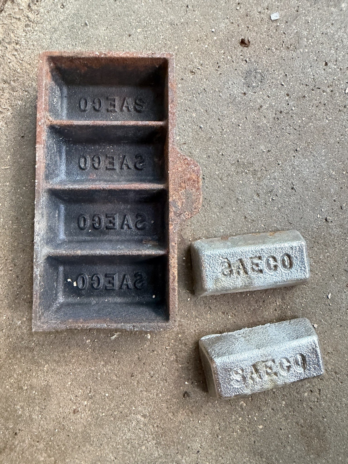 Vintage Saeco 4-Cavity Cast Iron Lead Ingot Mold