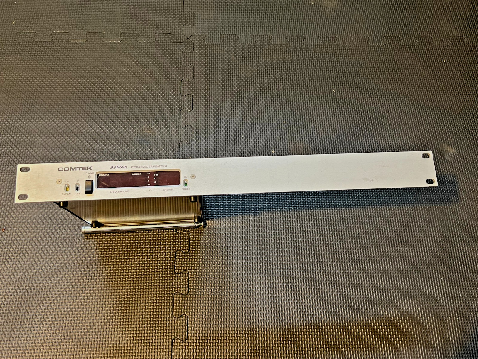 Comtek BST-50B Synthesized IFB Transmitter 72-76MHz w/1RU Rack Mount