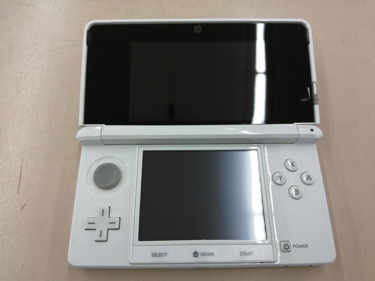 Nintendo 3DS CTR-001 w/ AC Adapter Stylus Pearl White Handheld A2315