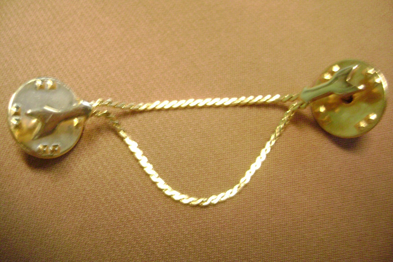 VINTAGE DOUBLE CHAINS AND ARROWS  GOLD TONE  PIN BACK, LAPEL PIN.