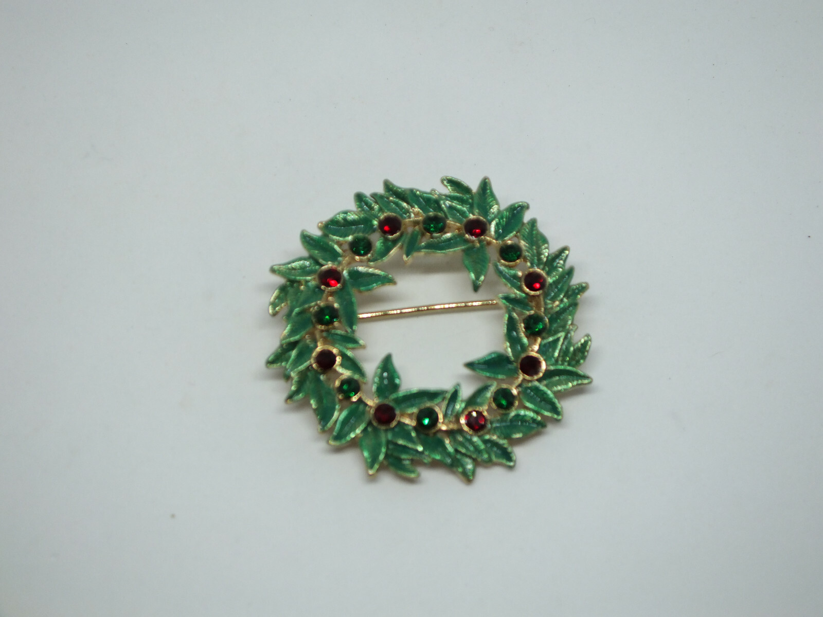 Beautiful Brooch Pin Christmas Wreath Gold Tone Green Enamel Red Grn Rhinestones