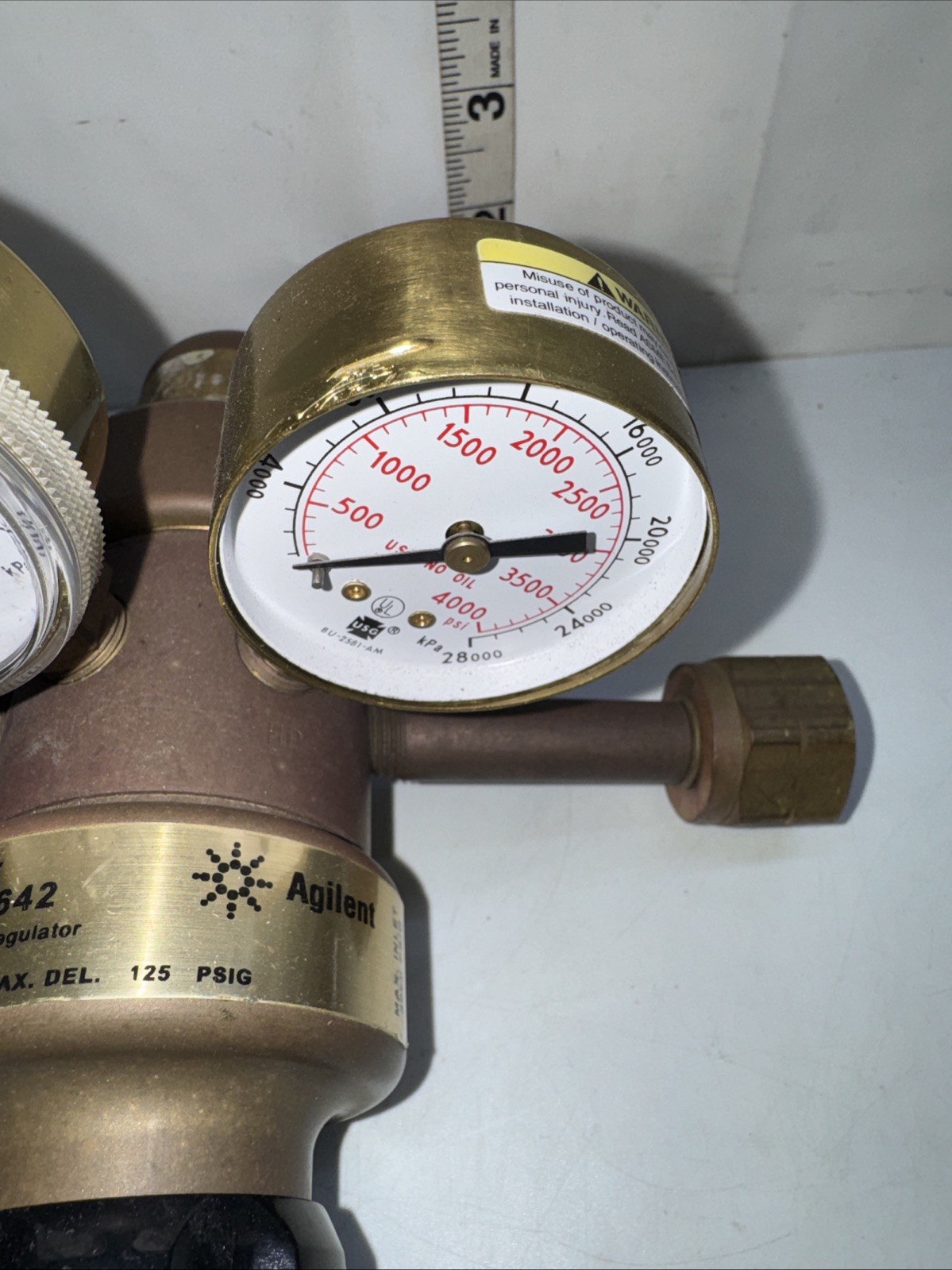 AGILENT 5183-4642 MULTI-STAGE REGULATOR. Placarded "Hydrogen”
