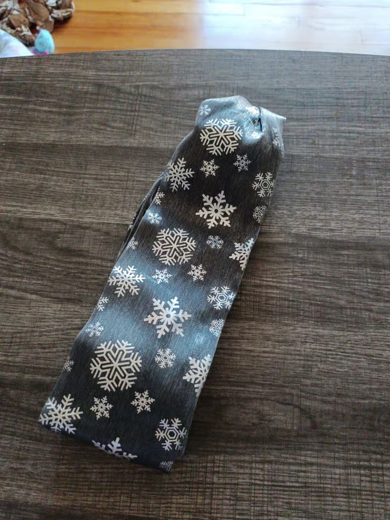 Ganz Magnetic Scarf - Dark Gray with Silver Snowflakes, NWT