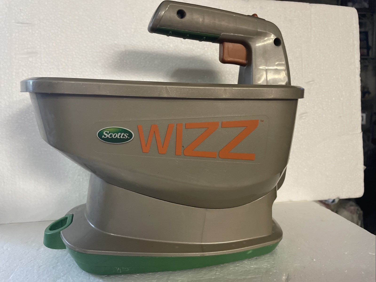 Scotts WIZZ Handheld Broadcast Spreader Battery Operated 71131-1 Portable NICE