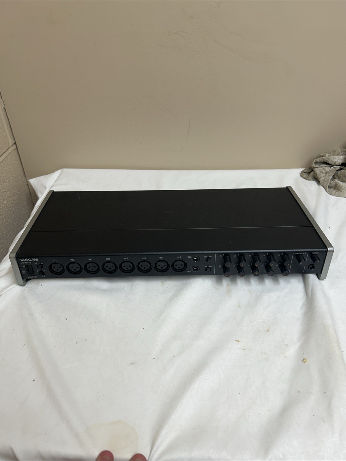 TASCAM US16X08 16-Mic Line Rackmount Audio Interface Light Turns On NOT TESTED