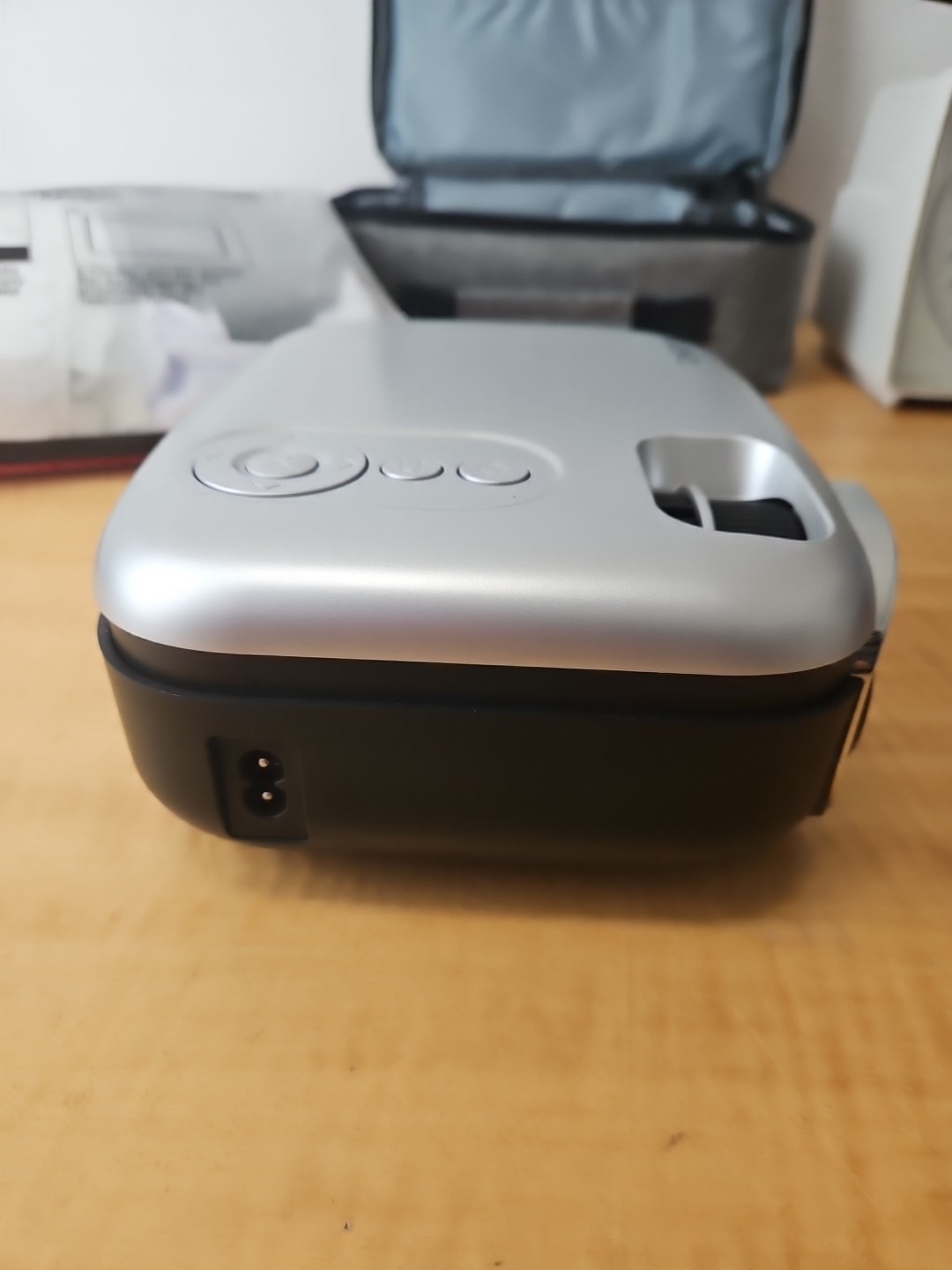 Mooka: Mini LCD Video Projector - RD-823 in soft case AND 120" projector screen