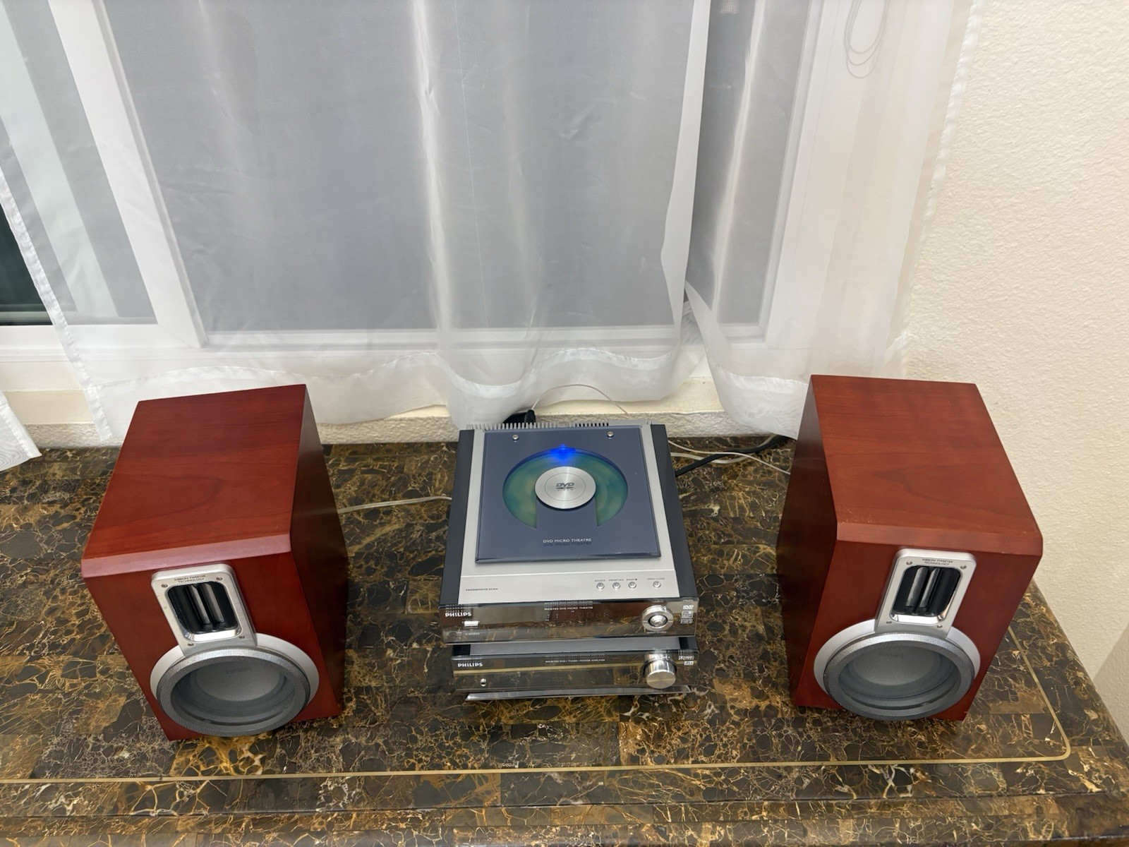 Philips MCD702 Micro Theatre DVD/CD Player, Tuner, Amp, Speakers, Remote WORKING