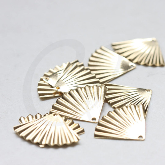 16 Pieces Raw Brass Fan Charm - 14.5x19.1mm (CW-3847C-J-352)